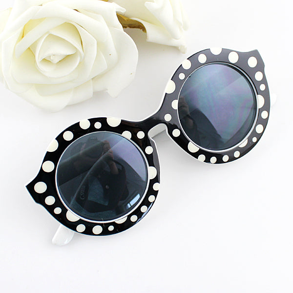 Stylish Black Sunglasses with Letter Print Fashionable Eyewear with Case-5